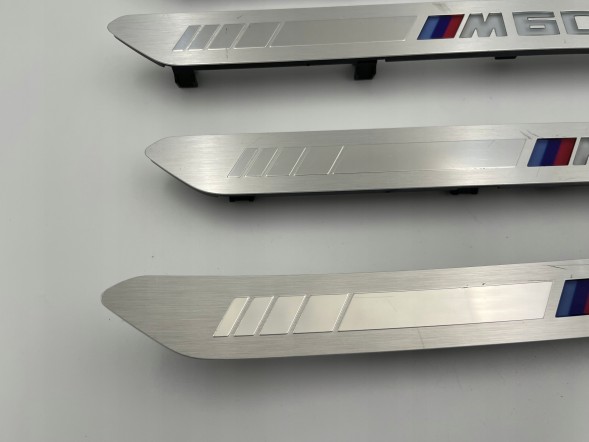 BMW OE KKDA BMW G05 G06 G07 LISTWY NAKŁADKI PROGOWE M-PAKIET PODŚWIETLANE 5A60665 BMW G05 G06 G07 НАКЛАДКИ НА ПОРОГИ M-PAKET З ПІДСВІТКОЮ 5A60665