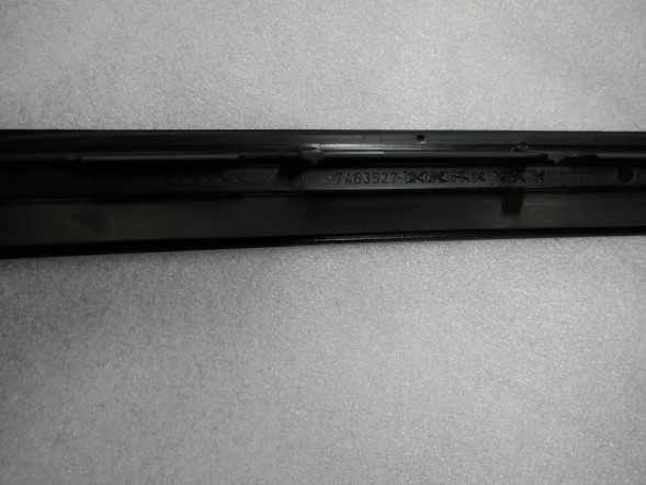BMW OE BMW F95 G05 G18 LEWA LISTWA ZGARNIAJĄCA SZYBY CZOŁOWEJ PRZÓD 7463527 51317463527 BMW F95 G05 G18 ЛІВА НАКЛАДКА УЩІЛЬНЮВАЧА ЛОБОВОГО СКЛА ПЕРЕДНЯ 7463527