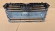 Audi OE GRILL ATRAPA CHŁODNICY AUDI A4 B9 8W0 PRZEDLIFT 2015-2019 CHROM POŁYSK ŚRODEK Решітка радіатора GRILL Audi A4 B9 8W0 8W 15-19 ХРОМ OE 8W0853651BR AB НОВА
