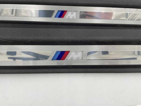 BMW OE KKDA BMW X6 G06 F96 LISTWY NAKŁADKI PROGOWE KOMPLET 8072328 8072327 Накладки на пороги BMW X6 G06 F96 Комплект 8072328 8072327