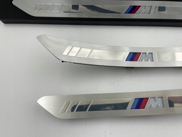 BMW OE KKDA BMW X6 G06 F96 LISTWY NAKŁADKI PROGOWE KOMPLET 8072328 8072327 Накладки на пороги BMW X6 G06 F96 Комплект 8072328 8072327