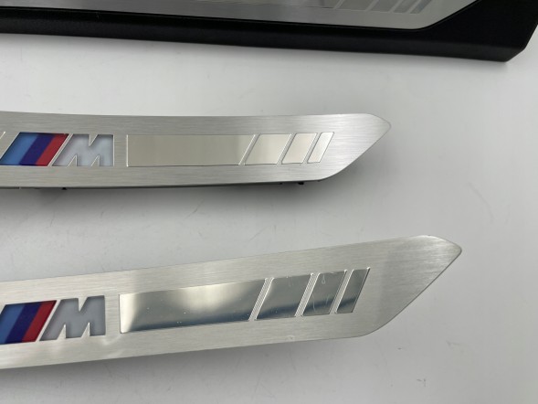 BMW OE KKDA BMW X6 G06 F96 LISTWY NAKŁADKI PROGOWE KOMPLET 8072328 8072327 Накладки на пороги BMW X6 G06 F96 Комплект 8072328 8072327