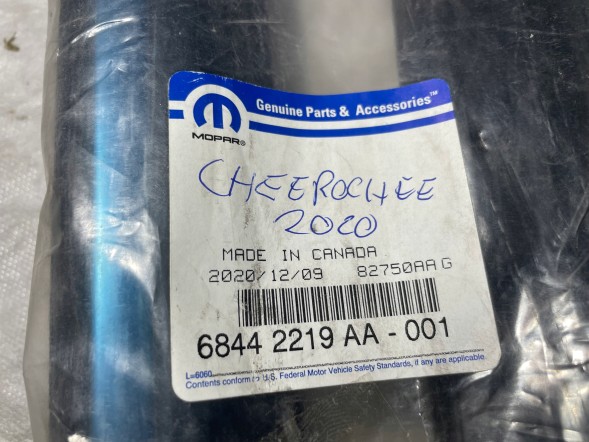 Jeep OE 68442219AA 68442219 6844 2219 AA 001 82750AA Jeep Cherokee uszczelka uszczelki szyby drzwi lewych lewa lewej tył tylnych tylnej НОВИЙ ОРИГІНАЛЬНИЙ УЩІЛЬНЮВАЧ СКЛА ДВЕРЕЙ JEEP CHEROKEE 2014-2022 ЛІВА ЗАДНЯ ЧАСТИНА