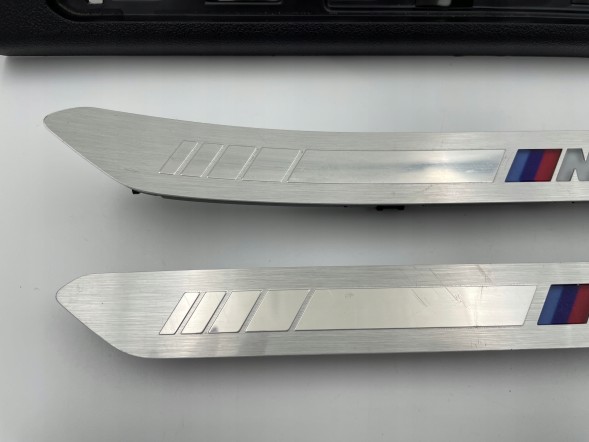 BMW OE KKDA BMW G18 G07 G09 LISTWY NAKŁADKI PROGOWE M-PAKIET PODŚWIETLANE 8072244 BMW G18 G07 G09 НАКЛАДКИ НА ПОРОГИ M-PAKET З ПІДСВІТКОЮ 8072244