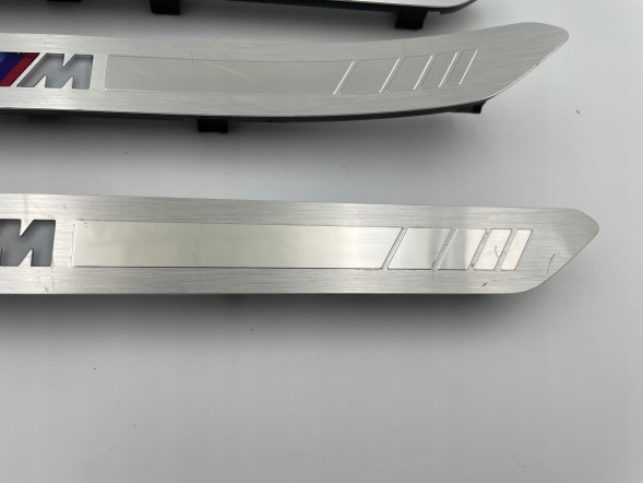 BMW OE KKDA BMW G18 G07 G09 LISTWY NAKŁADKI PROGOWE M-PAKIET PODŚWIETLANE 8072244 BMW G18 G07 G09 НАКЛАДКИ НА ПОРОГИ M-PAKET З ПІДСВІТКОЮ 8072244