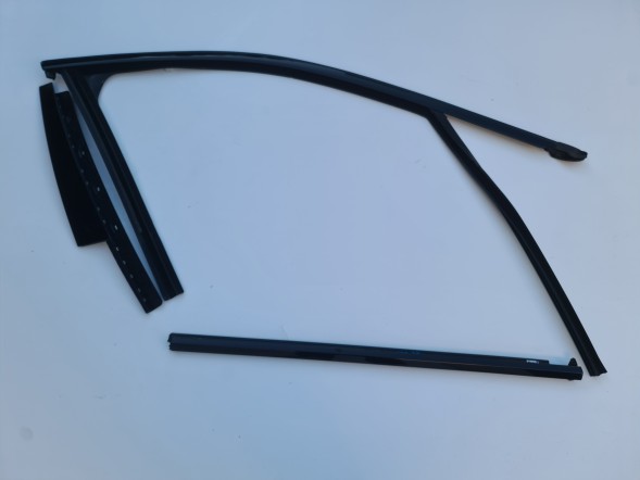 BMW OE KKDA BMW G70 LISTWY M PAKIET SHADOLINE PRAWE PRAWY PRZÓD 9447506 BMW G70 Накладки M Paket Shadowline праві передні 9447506