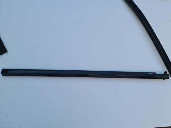 BMW OE KKDA BMW G70 LISTWY M PAKIET SHADOLINE PRAWE PRAWY PRZÓD 9447506 BMW G70 Накладки M Paket Shadowline праві передні 9447506