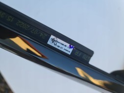 BMW OE KKDA BMW G70 LISTWY M PAKIET SHADOLINE PRAWE PRAWY PRZÓD 9447506 BMW G70 Накладки M Paket Shadowline праві передні 9447506