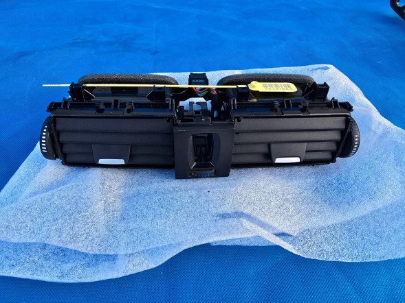 BMW OE QUA8120 ПОВІТРОВІД (ДЕФЛЕКТОР) ПАНЕЛІ ПРИЛАДІВ BMW F30 F31 F34 F32 F36 9218552 ОРИГІНАЛ