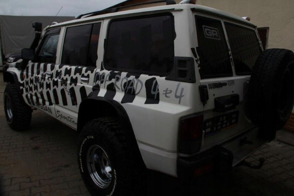 Nissan OE y60-szyba-5d-nowa Бічне скло кузова Nissan Patrol Y60 Нове 3D і 5D