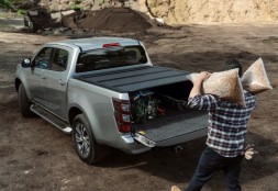 Китай 448118 BAKFlip MX4 Тверда кришка кузова, трисекційна, для Isuzu D-Max 2020+