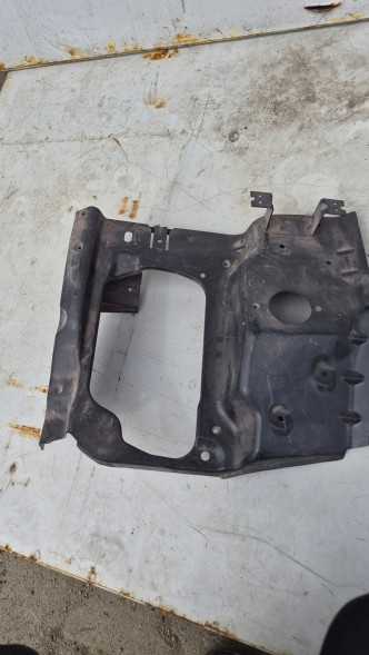 Volkswagen OE VW T4 WZMOCNIENIE OKULAR BLACHA PAS MOCOWANIE LAMPY ORG VW T4 ПАНЕЛЬ ПІД КРИЛО (ОКУЛЯР) / КРОНШТЕЙН КРІПЛЕННЯ ФАРИ