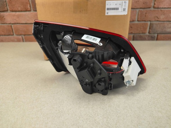 BMW OE 7491342 BMW F45 LCI LAMPA PRAWA TYLNA PRAWY TYŁ W KLAPĘ BAGAŻNIKA LED 7491342 NOWA Bmw f45 lci лампа права задня в люк багажника led 7491342 нова