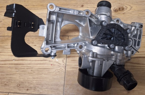 BMW OE 7952783 Водяний насос кронштейном bmw g20 g21 g22 g23 g26 g05 g06 g07 m340i m440i 48в