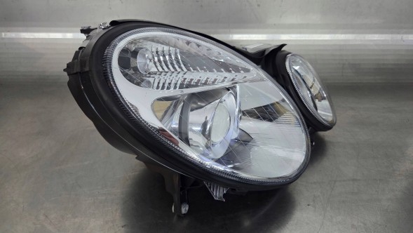 Mercedes-Benz OE 4401126R Mercedes w211 передній правий ліхтар новий комплект. 4401126R стан відмінний