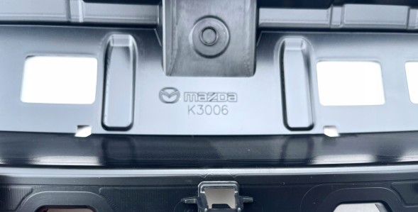 Mazda OE KBB350722A ВЕРХНЯ НАКЛАДКА РЕШІТКИ ПЕРЕДНЬОГО БАМПЕРА MAZDA CX-70 CX-90 НОВА OE