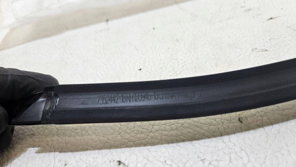 BMW OE 7352442 PG Ущільнювач скла передніх дверей BMW X1 F48 F49 7352442