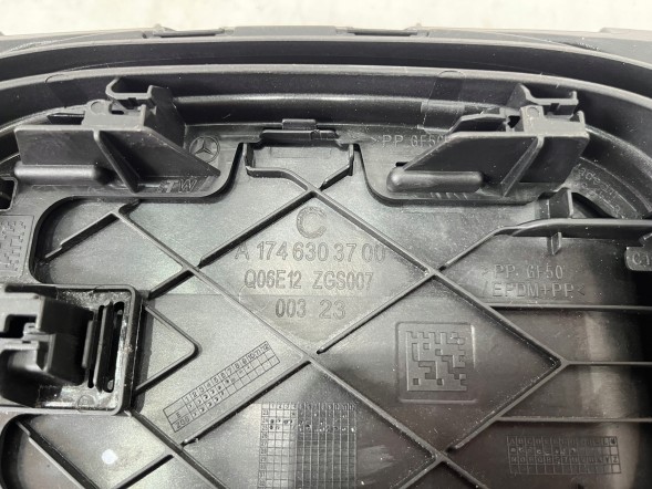 Mercedes-Benz OE MERCEDES CLA III W174 KLAPKA ŁADOWANIA GNIAZDO A17463 MERCEDES CLA III W174 Кришка зарядного порту Гніздо A1746303700