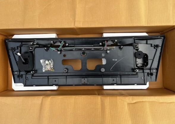 Mazda OE OEM BLENDA ЗАСЛІНКИ БАГАЗНИКА ЛАМПИ МАСИВУ 8BGB-51-390 MAZDA 626 5 двері