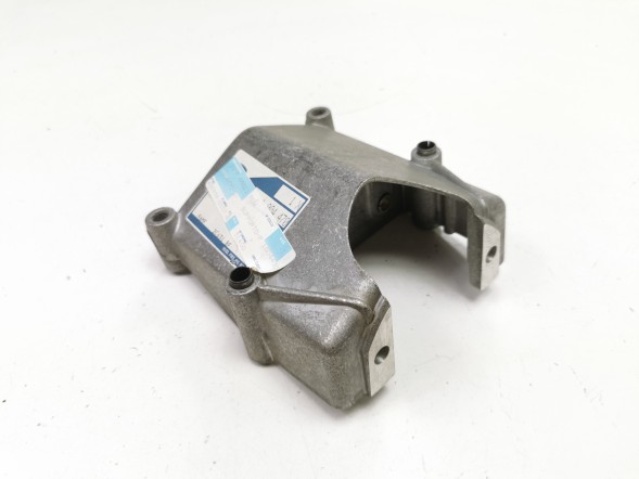 Ford OE Кронштейн насоса гідропідсилювача керма Ford Fiesta 1995-2002 OE 1004470