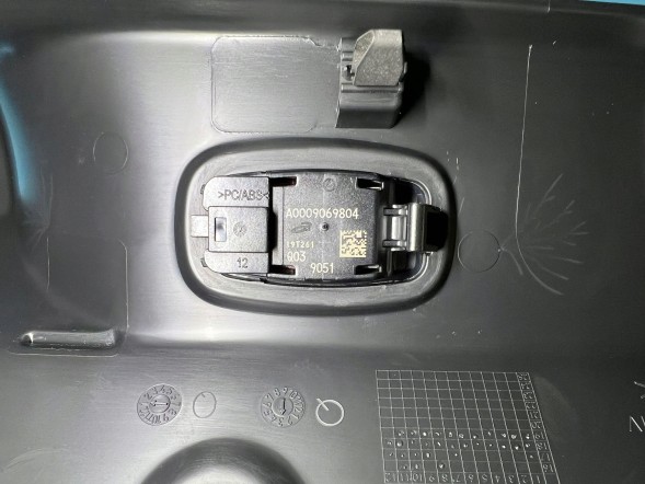 Mercedes-Benz OE 2577500200, A2577500200, A-257-750-02-00 НОВА ОРИГІНАЛЬНА КРИШКА ЗАСЛІНКИ БАГАЖНИКА MERCEDES-BENZ CLS C257 A2577500200