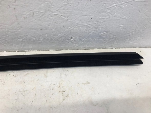 BMW OE 51337407420 BMW 3 G20 G21 ПРОКЛАДКА СКРЕБА ДВЕРЕЙ ПЕРЕДНЯ ПРАВА