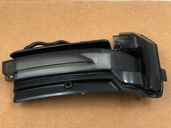 ВОЛЛЕР 81A949102 81A949101 Напрямки dynamic в дзеркала 81a949102 81a949101 для audi q3 2019-2020