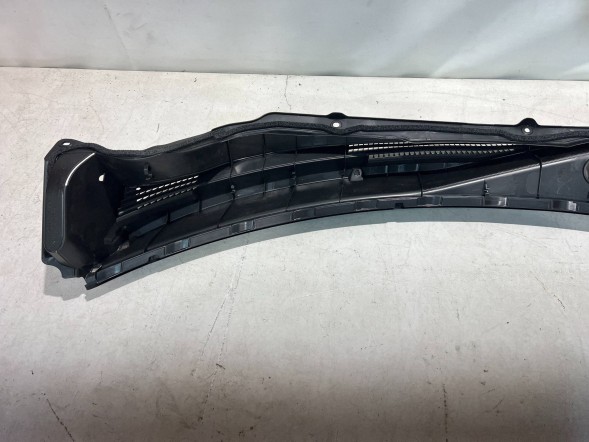 Suzuki OE 7233153R0 pmi150921 ВЕРХНЯ ПАНЕЛЬ ПІД ЛОБОВЕ СКЛО SUZUKI SWIFT MK8 72331-53R0