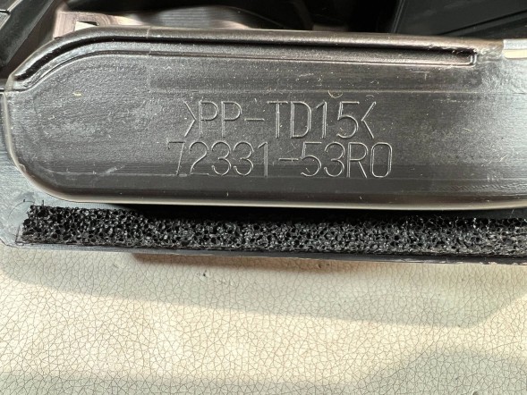 Suzuki OE 7233153R0 pmi150921 ВЕРХНЯ ПАНЕЛЬ ПІД ЛОБОВЕ СКЛО SUZUKI SWIFT MK8 72331-53R0