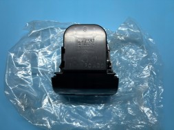 Mercedes-Benz OE 1768100000, A1768100000, A-176-810-00-00, A17681000009H44 ЗБЕРІГАННЯ ПІДСТАВКА ДЛЯ НАПІЮ MERCEDES-BENZ CLA C117 A1768100000