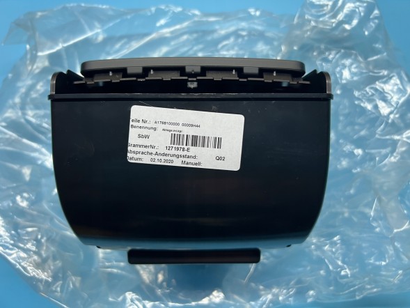 Mercedes-Benz OE 1768100000, A1768100000, A-176-810-00-00, A17681000009H44 ЗБЕРІГАННЯ ПІДСТАВКА ДЛЯ НАПІЮ MERCEDES-BENZ CLA C117 A1768100000