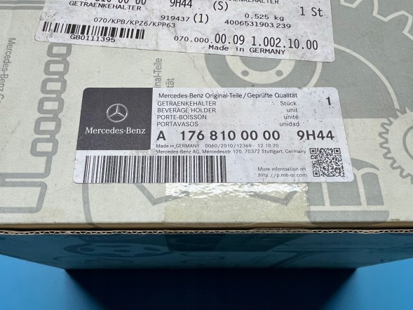Mercedes-Benz OE 1768100000, A1768100000, A-176-810-00-00, A17681000009H44 ЗБЕРІГАННЯ ПІДСТАВКА ДЛЯ НАПІЮ MERCEDES-BENZ CLA C117 A1768100000