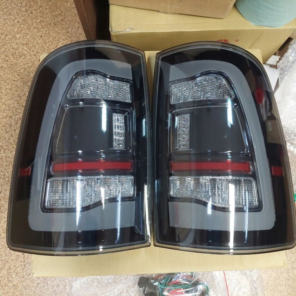 Eagle Eyes RAM 09-18 LAMPY TYŁ DYMIONE WZÓR GEN. 5 DODGE RAM IV 2009- ЛАМПА ЛАМПИ КОМПЛЕКТ ДИМОВАНІ LED ЖОВТИЙ ПОВОРОТНИК В СТИЛІ GEN.5