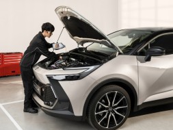 Toyota OE TOYOTA Corolla Ущільнювач лобового скла 56153-12010 OE