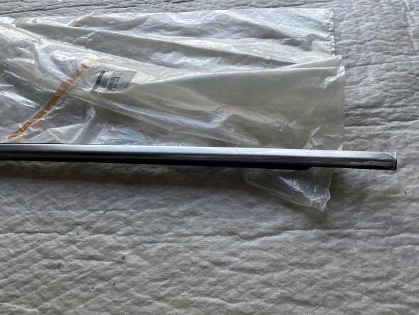Renault OE 828218445R 82 82 184 45R renault megane 4 listwa ozdobna ochronna zgarniająca tylna tylnych tył drzwi lewych lewej lewego lewa chrom chromowana НОВА ОРИГІНАЛЬНА ПЛАНКА ХРОМ ДВЕРІ RENAULT MEGANE IV 2016-2023 ЛІВА LH ЗАДНЯ