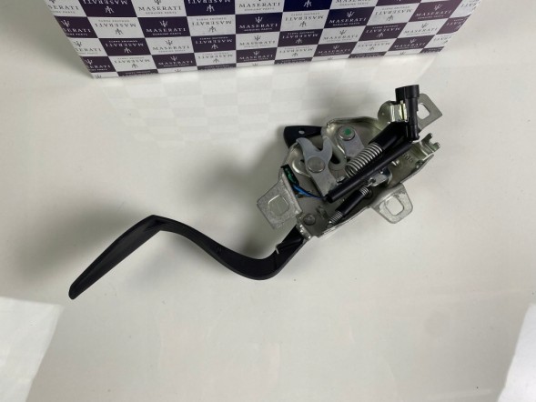 Maserati OE 068175100 Замок капота Maserati Granturismo
