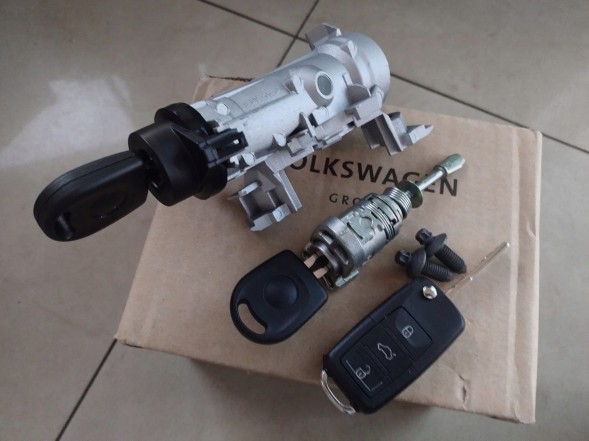 Китай ZETAW KOMPLET ZAMKÓW WKŁADKA ZAMEK DO DRZWI LEWYCH PRZEDNICH DO DRZI KIEROWCY + NOWA KOMPLETNA STACYJKA Z OBUDOWĄ 2 KLUCZYKI 1 POD PILOT CENTRALNY ZAM НОВИЙ ПОВНИЙ КОМПЛЕКТ ДВЕРНИХ ВСТАВОК VW CADDY III 3 2010-