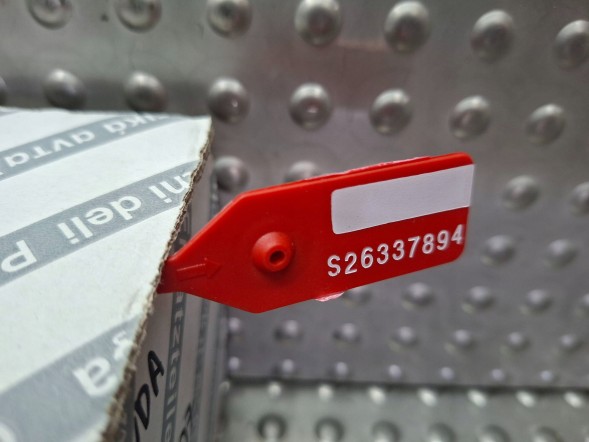 Fiat OE S26337894 ХРОМОВАНА НАКЛАДКА КЛАПАНА 0735516207 FIAT 500 2007-