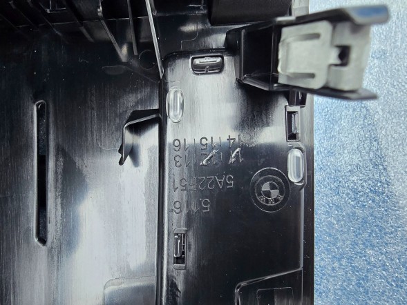 BMW OE QUA835054 Захисна кришка переднього бардачка BMW U11 U10 U06 5A22F51