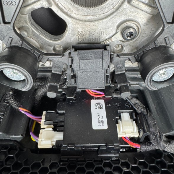 Audi OE 82A419091BF IXJ Кермо Audi RS3 8Y RS5 Алькантара червона нитка