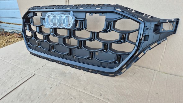 Audi OE GRILL ATRAPA PRZEDNIA AUDI SQ8 Q8 LIFT 2023- BIAŁY ZNACZEK Муляж решітки радіатора GRILL Audi SQ8 Q8 LIFT 2023- OE 4M8853651BS CK BR CL !