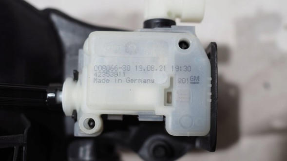 Opel OE Кришка люка бензобака Opel Cascada 39078417