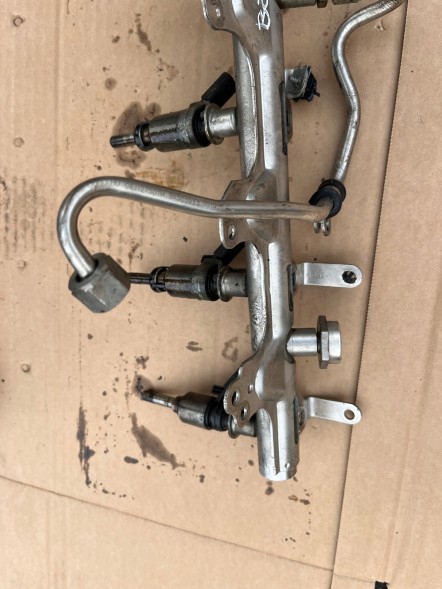 Audi OE ПЛАНКА ІНЖЕКТОРНА ФОРСУНКА AUDI A4 A5 Q5 SEAT VW 1.8 TFSI BZB 06J133317M