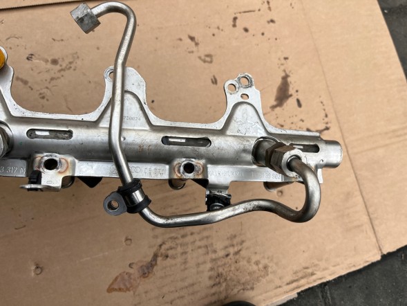 Audi OE ПЛАНКА ІНЖЕКТОРНА ФОРСУНКА AUDI A4 A5 Q5 SEAT VW 1.8 TFSI BZB 06J133317M