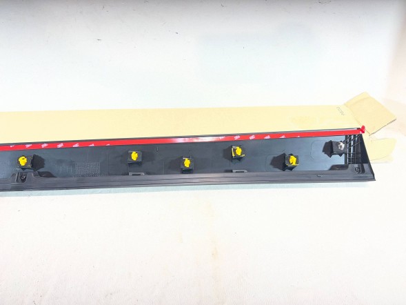 Kia OE 87724-H8400 pmi150921 4 ПЛА́НКА ДВЕРЕЙ ПРАВА ПЕРЕДНЯ KIA STONIC 87724-H8400