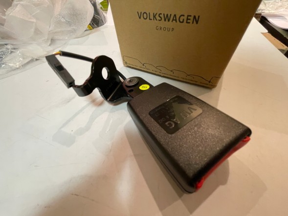 Volkswagen OE 1S0857740AQVZ Замок правого заднього ременя безпеки за пасажиром VW Up! Skoda Citigo Seat Mii