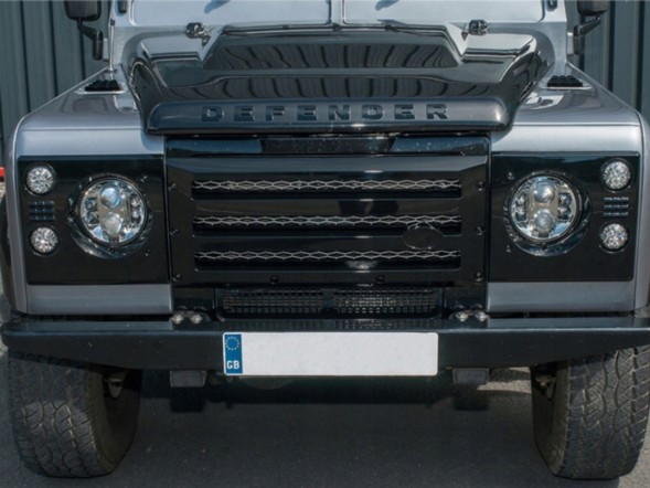 Britpart DA1968 Передній гриль + маскувальні фари чорні зі срібною сіткою Defender