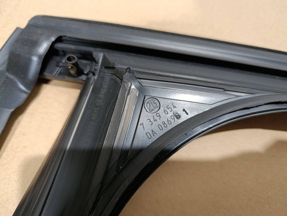 BMW OE 7349654 pmi150921 НАПРАВЛЯЮЧА СКЛА ЗАДНІХ ПРАВИХ ДВЕРЕЙ BMW X1 F48 7349654