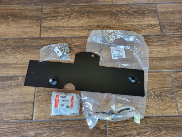 Land Rover OE Кронштейн для номерного знака Land Rover Defender 2007-2016 L316 LR016954