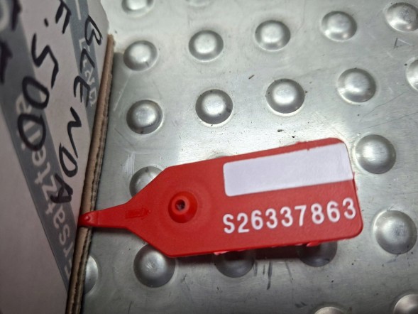 Fiat OE S26337863 ХРОМОВАНА НАКЛАДКА КЛАПАНА 0735516207 FIAT 500 2007-